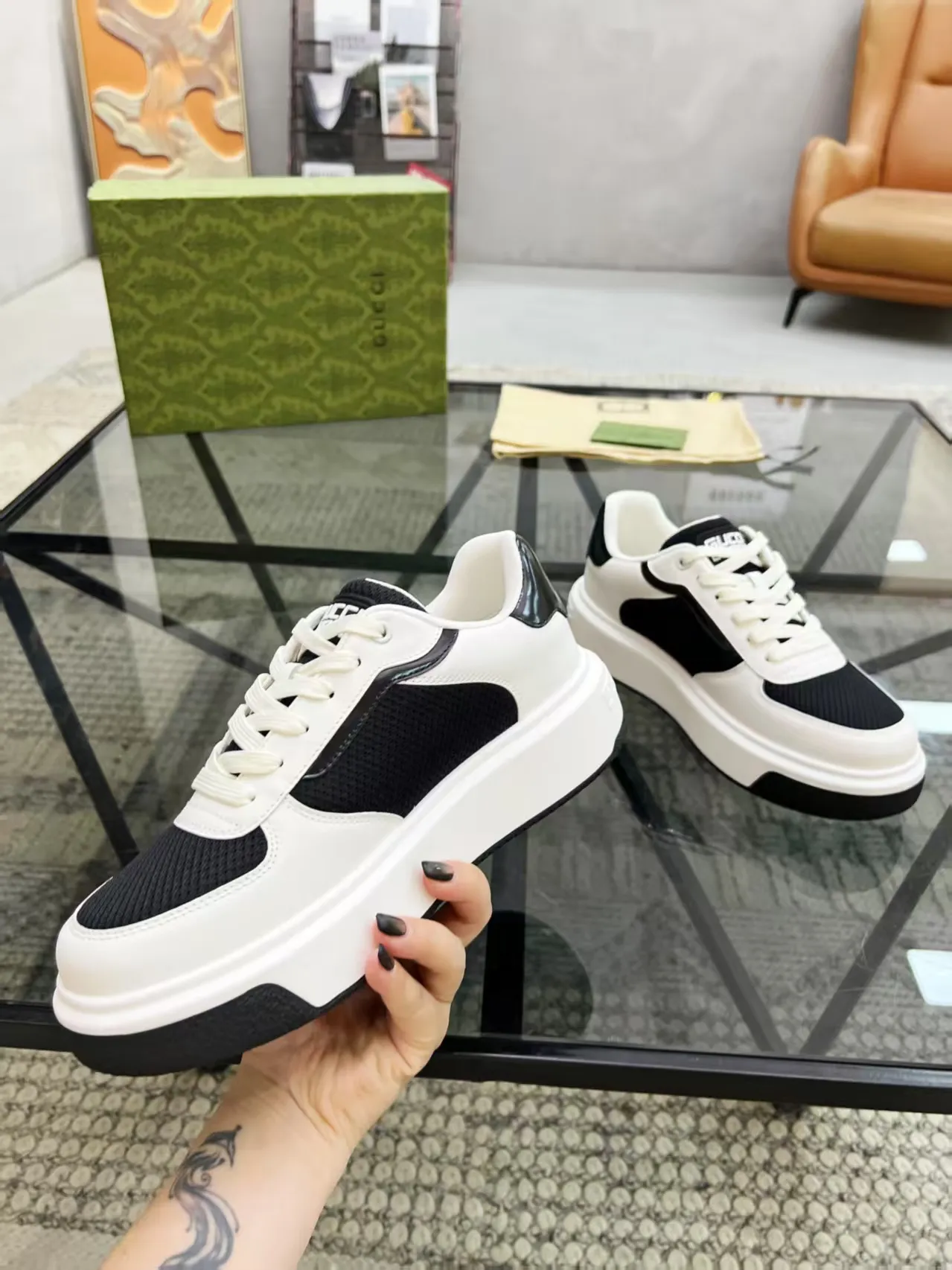 P440 new men's shoes GUCCI [Lightning] latest shoes are shipped. Original quality, fashionable, made of special materials, sheepskin lining, brand new packaging. The foot feels super comfortable and the workmanship is impeccable. Size: 38-45